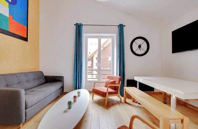 A Peaceful 2-BR/2BA in Montmartre