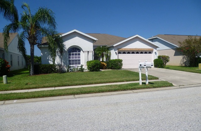 A perfect location, lakeside home ,private heated pool, very close to beaches