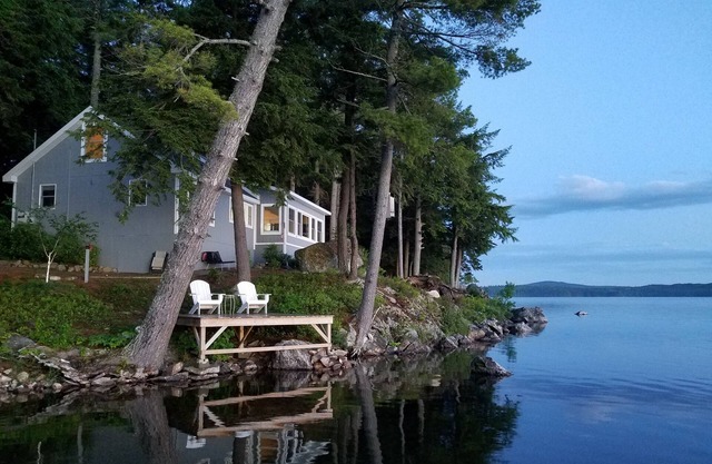 A perfect place for a couples getaway! Picturesque Lakefront cottage.