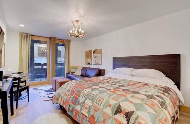 A Pet-Friendly Northstar Village Studio Steps Away From Gondola, Shops, and Restaurants