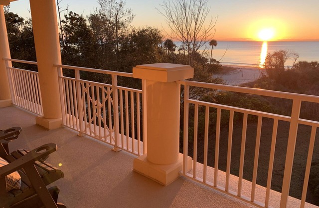 A Piece of Heaven: Oceanfront 3 BR/3 bath villa - FREE golf cart!