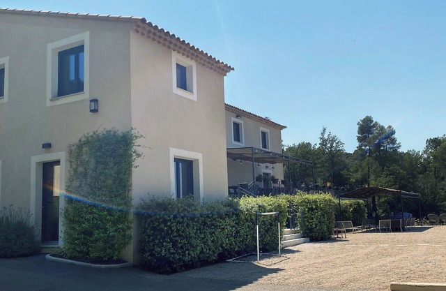 A pretty hamlet in the heart of the Escarelle vineyards