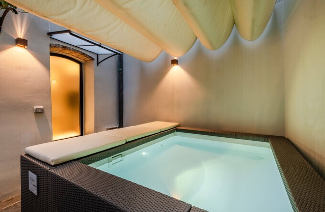 A private outdoor, 2 Bedrooms and a Pool inside Lucca