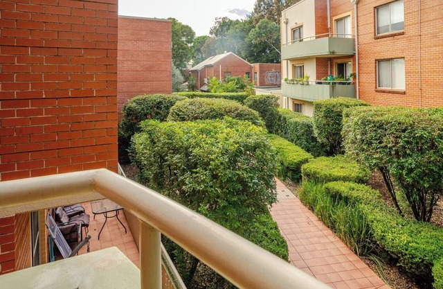 A quiet oasis (w parking) near city, train, airport, shops, eatery.