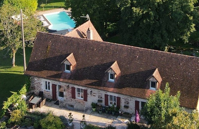 A relaxing family holiday with swimming pool close to tourist attractions