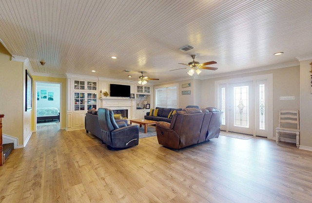 A Sea Glass Estate: 9 BR, 5 BA House in Crystal Beach, Sleeps 34