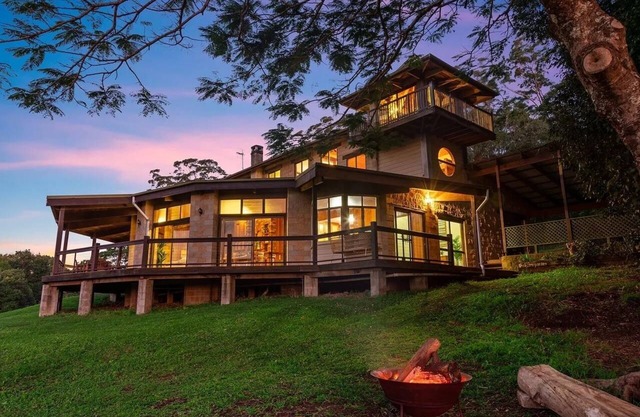 A space to totally unwind with panoramic views of Byron Bay's famous coastline.