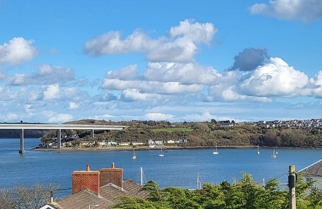 A spacious apartment just a short stroll to the marina and with beautiful estuary views.