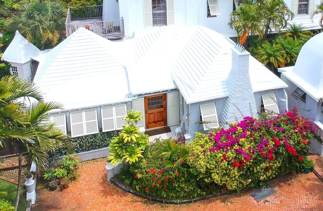 A spacious, unique Bermuda haven with access to large crystal swimming caves.