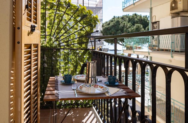 A step from the Beach - Roomy Apt with Sea Glimpse