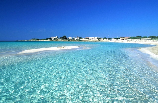 A stone's throw from the sea - Spacious villa with garden