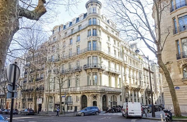 A STUNNING 100M2 FRENCH APARTMENT BY THE CHAMPS ELYSEES -A SPACE OF LUXURY