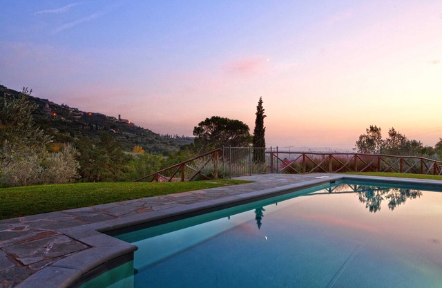 A stylish Tuscan cottage for four people with stunning views over the valley and Cortona