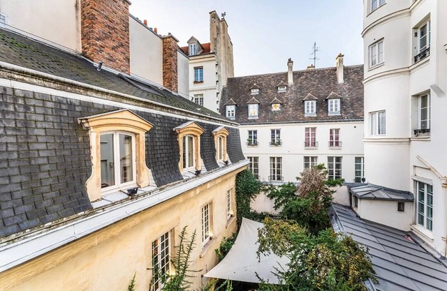 A Verdant Escape:580m2:Expansive Townhouse Nestled in a Marais Cul-de-Sac
