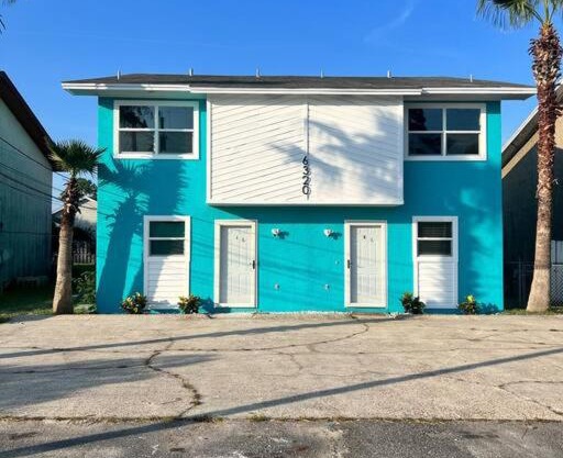 A Vibrant Retreat 4 Blocks from the Shore