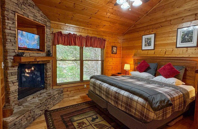 A Wooded Cabin You'll Love! King Bed-2 Fireplaces-HotTub-Firepit-bring your dog!