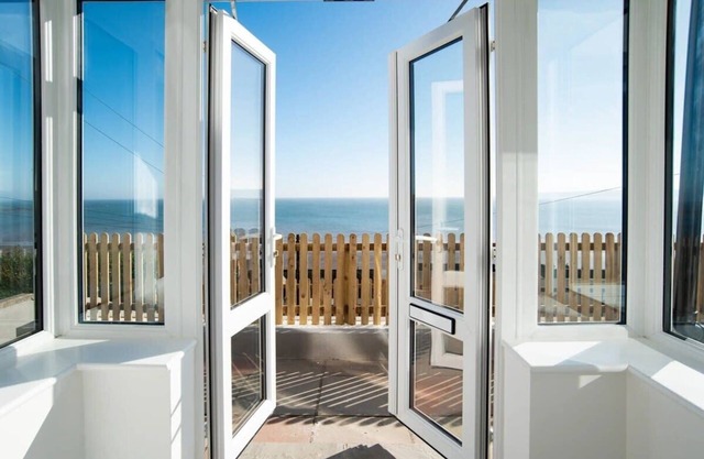Abalyne Beach House - Beautiful beachhouse - Sea views throughout, modern, brigh