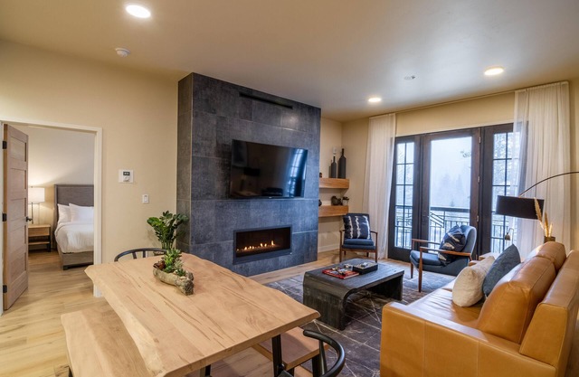 Above It All Village 2 Bedroom Condo - Beautiful|Gas Fireplace|Mountain View|Balcony