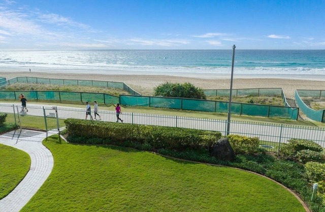 Absolute Beachfront Apartment 3B Pool Spa