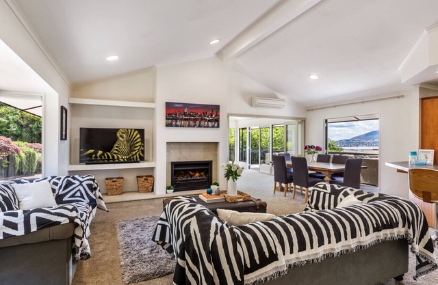 Acacia Bay Views - Large Family Home with Stunning Views