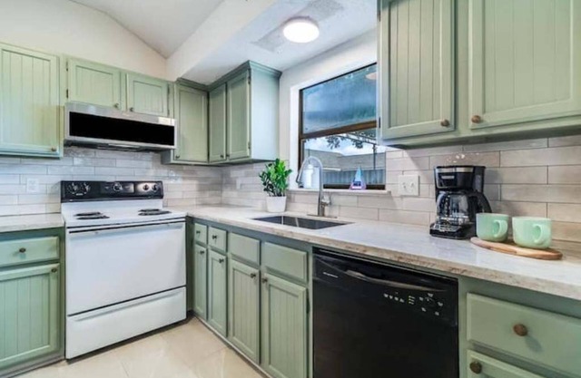 Acadiana Stay Near Sports, Dining, Entertainment