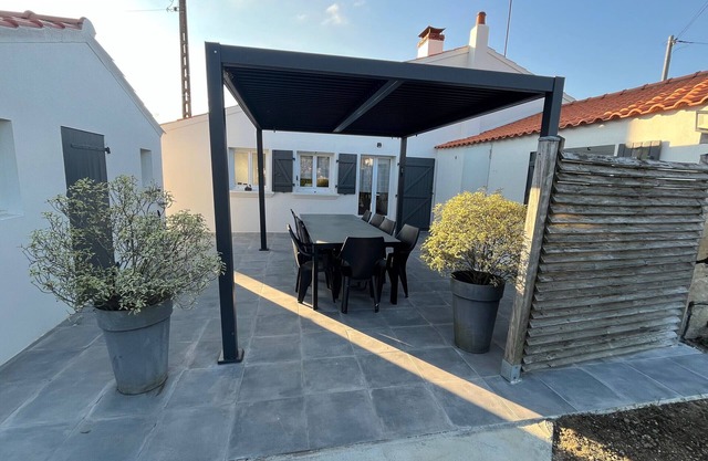 Accessible Farmhouse with Garden and Terraces, Near Vélo Rail and St Gilles