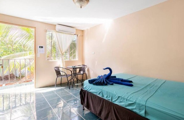 ¡Acogedora habitación privada en el corazón de Quepos!