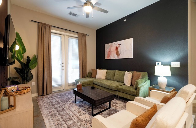 Across from Pearl District, Riverwalk Access, King Bed, Gym, Pool, Free Parking