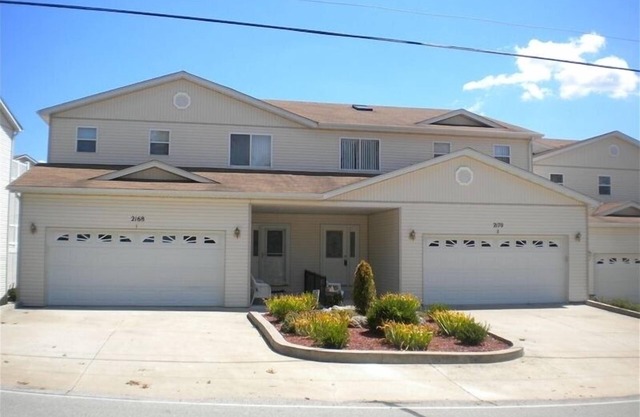 Across from Shady Gators & H Toad 5 BR Sleeps (10) 3,000 sq ft