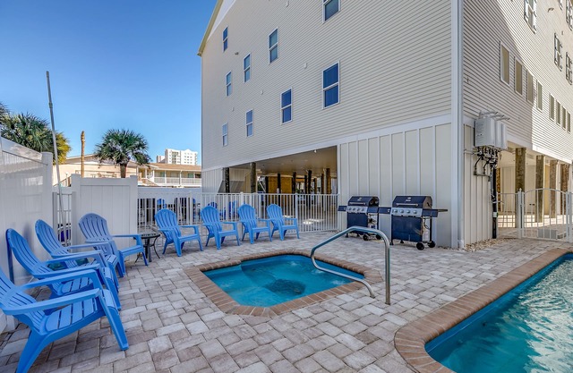 Across from beach, 14bds/14bths game/media, large kitchen, pvt pool/spa sleeps50