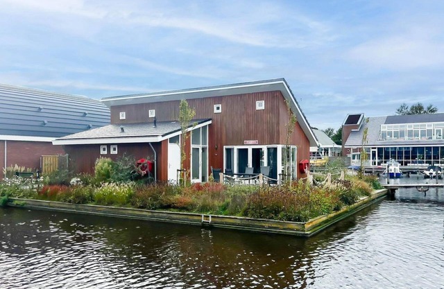 Adapted water villa, located at the marina of Uitgeest