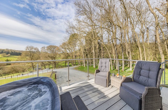 Aderyn Du - One Bedroom House, Sleeps 2