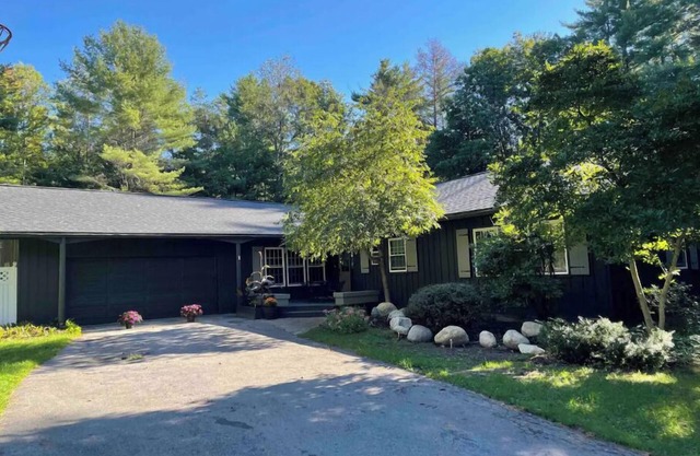 Adirondack 4bed 2bath Cottage close to the village with Hot Tub