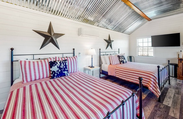 Adjoining cottages with private decks, AC/heat, and high-speed fiber WiFi