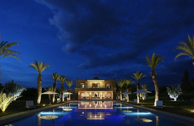ADNAA - Luxury Villa with 2 pools, sauna, hammam, tennis court & home cinema