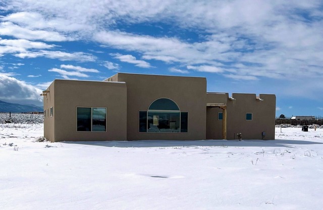 Adobe Style Home with Mountain Views, Pet Friendly!