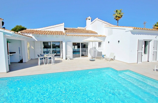 Adora - modern villa with large private pool in Moraira