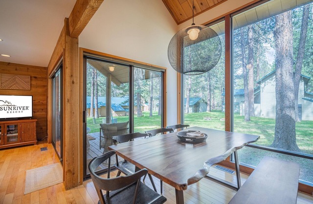 Adorable 2 Bedroom Cabin with Condo Pool
