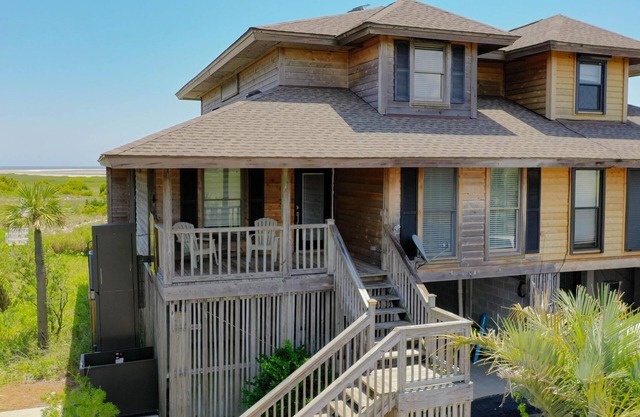 Adorable 4 bedroom 3 bath with gorgeous ocean views and golf cart!