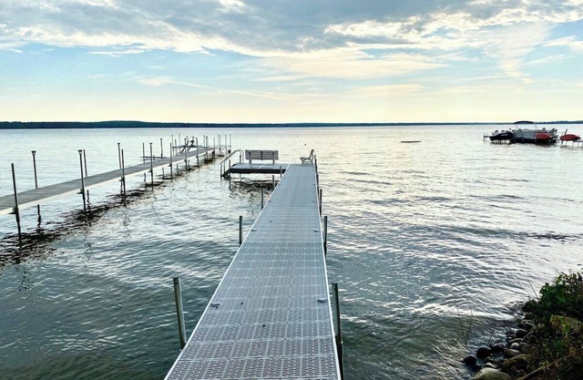 Adorable Cottage with Higgins Lake Access