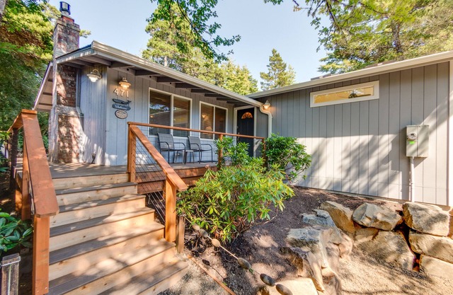 Adorable dog-friendly home with gas grill, gas fireplace & private back patio