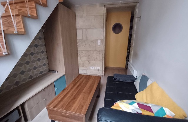 Adorable duplex apartment ideally located in a beautiful Bordeaux building