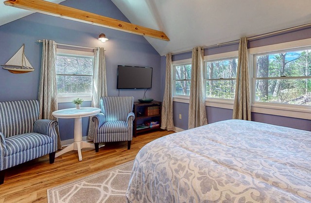 Adorable guest house with kitchenette, gas grill, free WiFi & great location