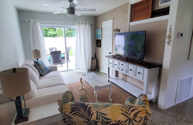 Adorable house with a large private back yard in sunny Vero Beach