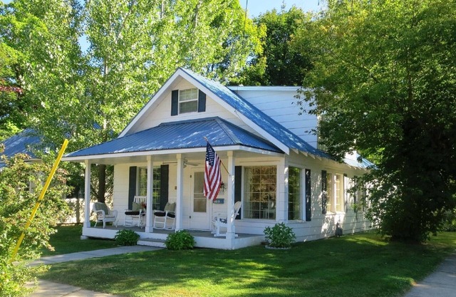 Adorable Lake Street Cottage ~ Walk to town ~ Bikes included!