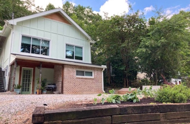 Adorable one bedroom studio close to downtown Atlanta.