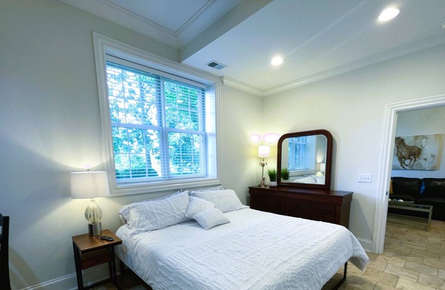 Adorable place, KING Bed close to everything.