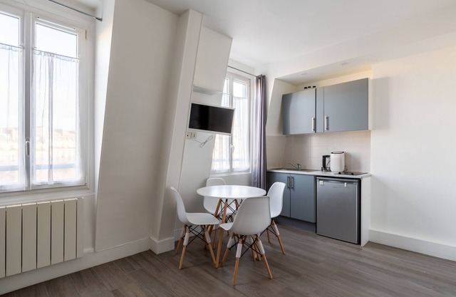 Adorable Studio with Seamless View of Paris