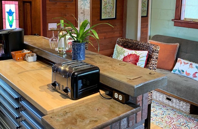 Adorable tiny home within minutes from wineries and 20 miles to the beach