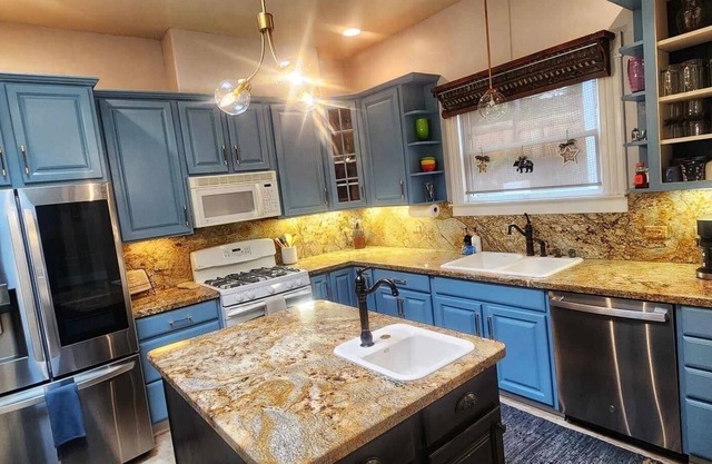 Adorable Victorian-style retreat downtown Grass Valley! Garage parking/backyard.